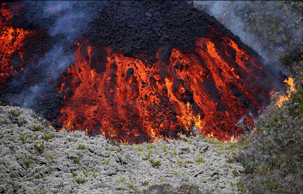 留尼汪岛火山喷发 可能影响飞机残骸搜索工作