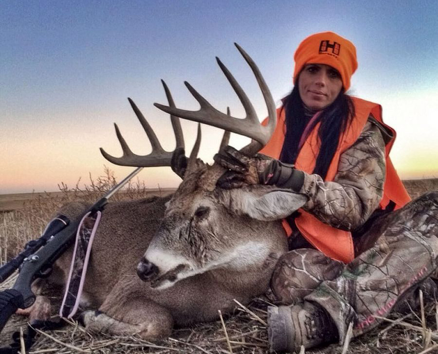 美女猎人无视指责网晒猎杀动物照