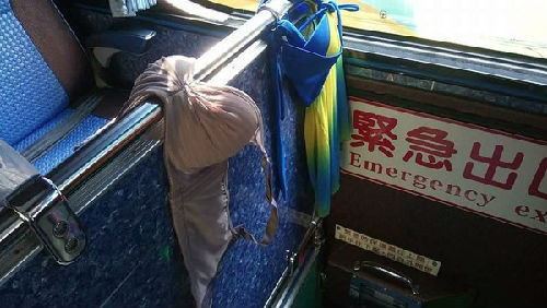 大陆游客在台湾游览车上晒内衣 司机称丢人