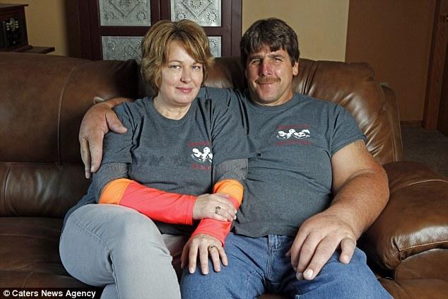 图为杰夫与妻子吉娜.