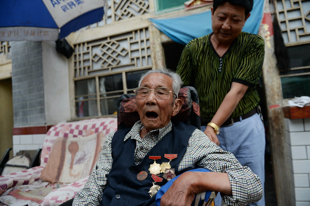 8月4日,抗战老兵钟彪和小儿子钟春林(后)在一起.