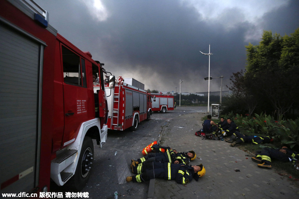 天津爆炸：火光中的消防员