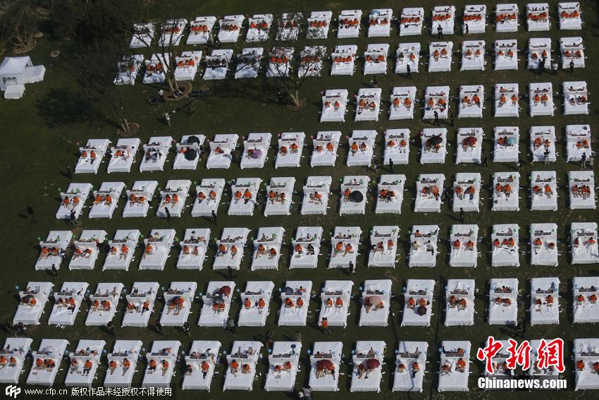 北京400多市民床上吃早餐 打破吉尼斯纪录