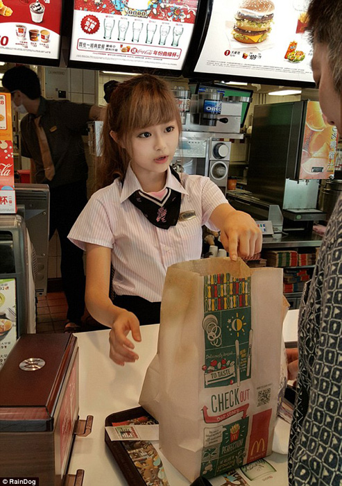 台湾麦当劳女生爆红 粉丝蜂拥而至