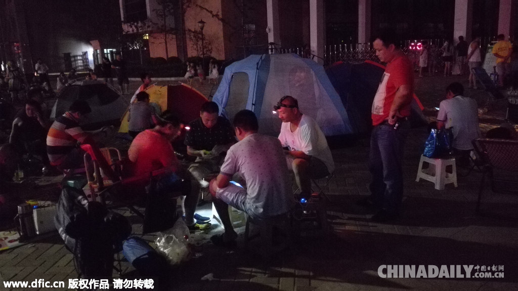 郑州小学入学报名前夜 家长搭帐篷排队