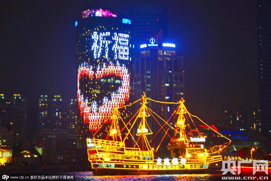 上海外滩高楼巨屏为天津同胞祈福