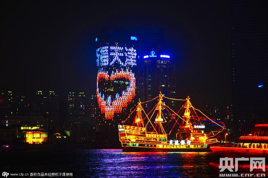 上海外滩高楼巨屏为天津同胞祈福