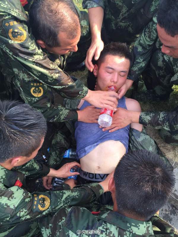 武警防化兵脱水昏迷 第二次倒在救援现场