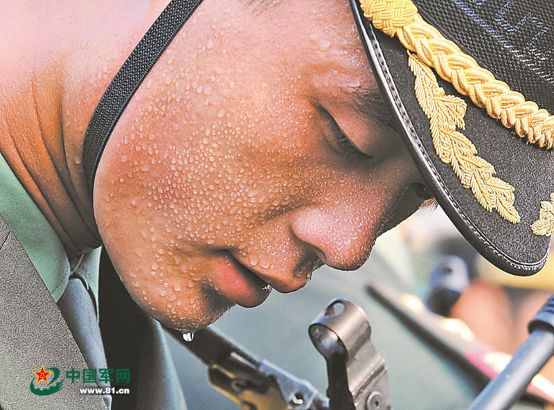 閱兵基地:汗如雨下的受閱官兵