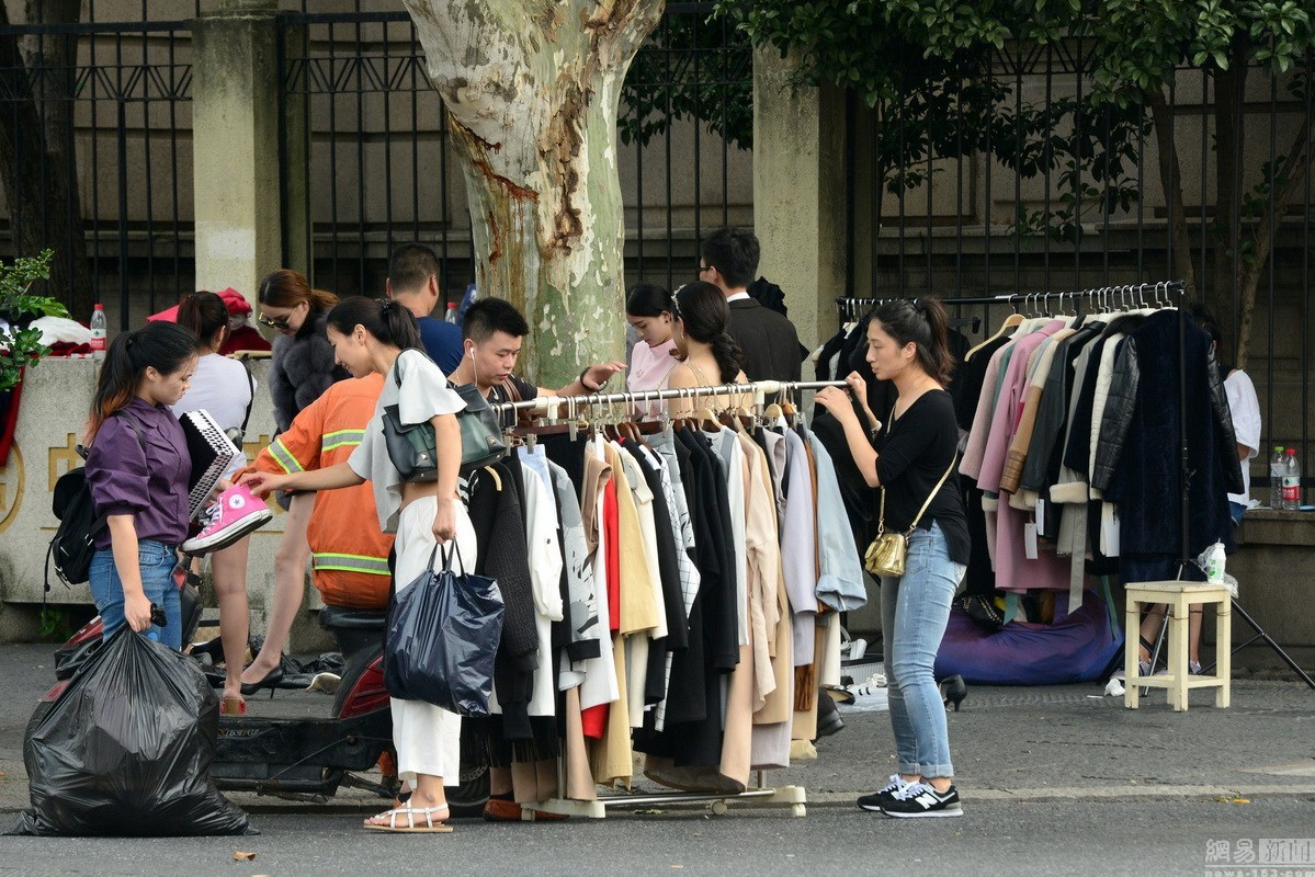 杭州网店女郎高温下穿冬装拍照