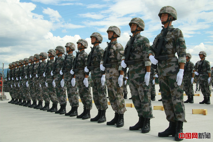 反坦克方队乘员军姿训练.程建峰 摄