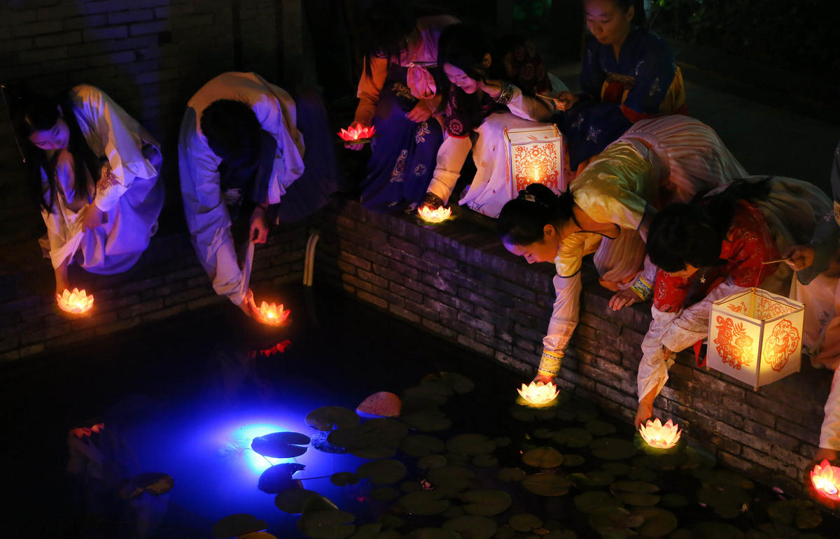 江苏汉服爱好者"中元"放荷灯