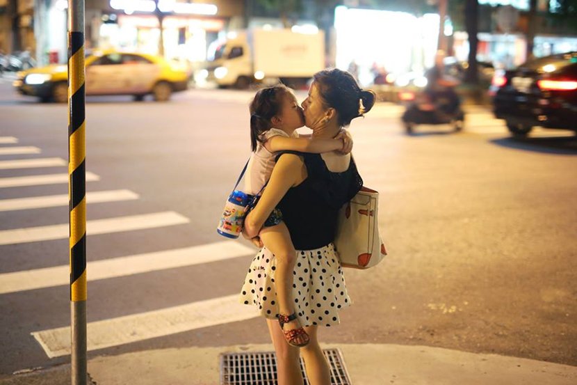 街头偷拍接吻的摄影师