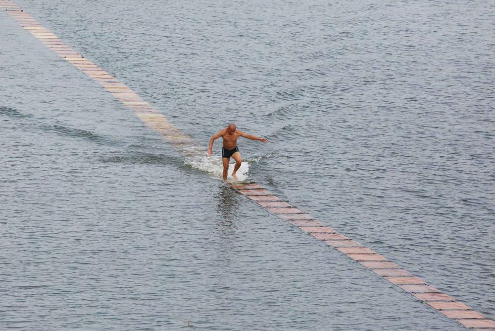 南少林武僧创"水上漂"125米纪录