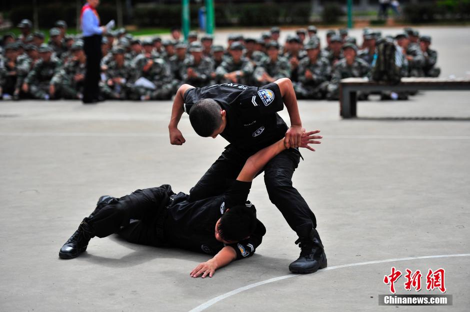 特警队员教授防身术 与大学新生"近身格斗"