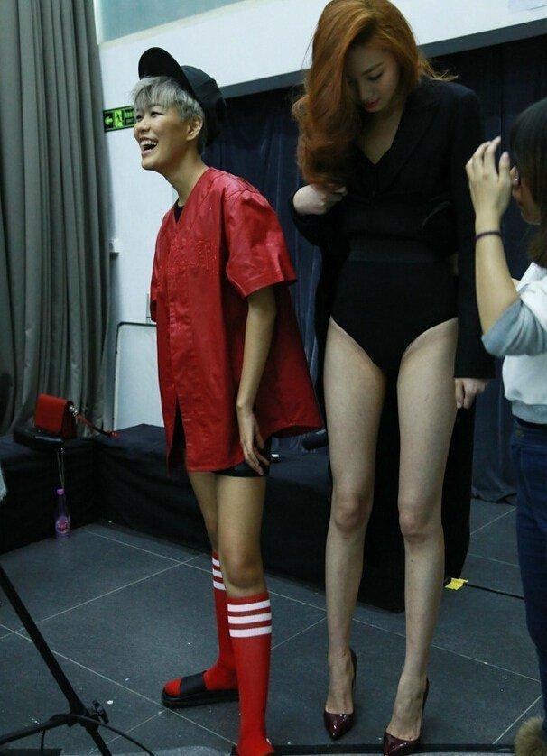 中国长腿模特PK美1米24长腿女孩