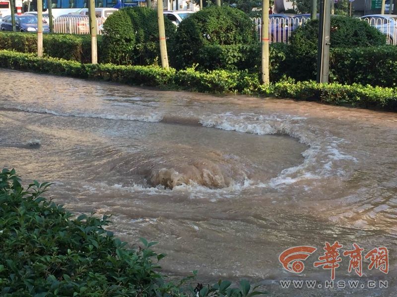 西安有商店水管被冰雹砸烂 pic.chinadaily.com.cn