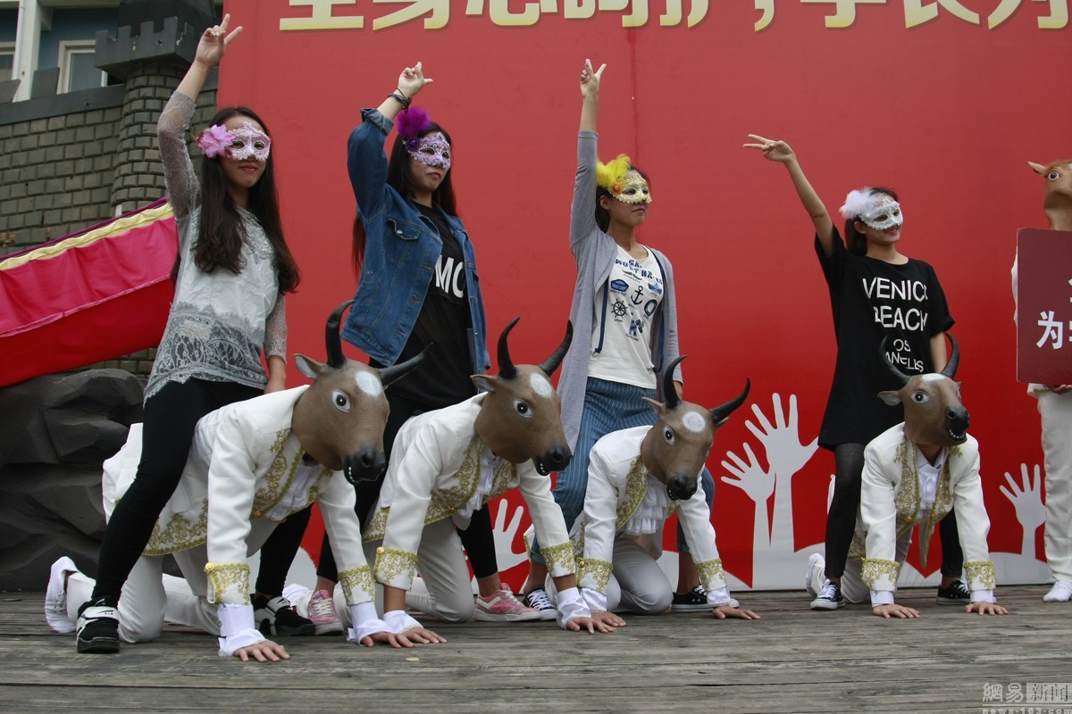 杭州举办特殊迎新典礼 学长给学妹当牛做马