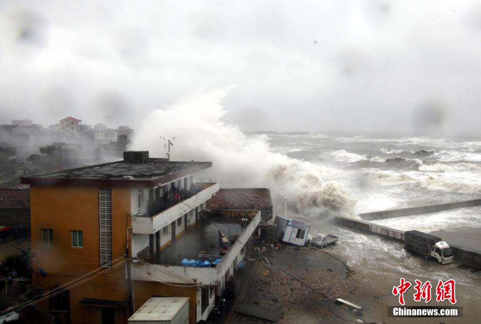 台风杜鹃掀滔天巨浪