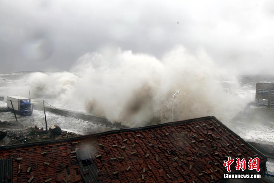 台风杜鹃掀滔天巨浪