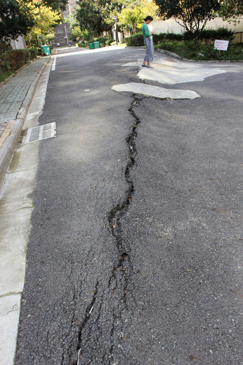 武汉一小区建成7年严重沉降 裂缝宽达20厘米