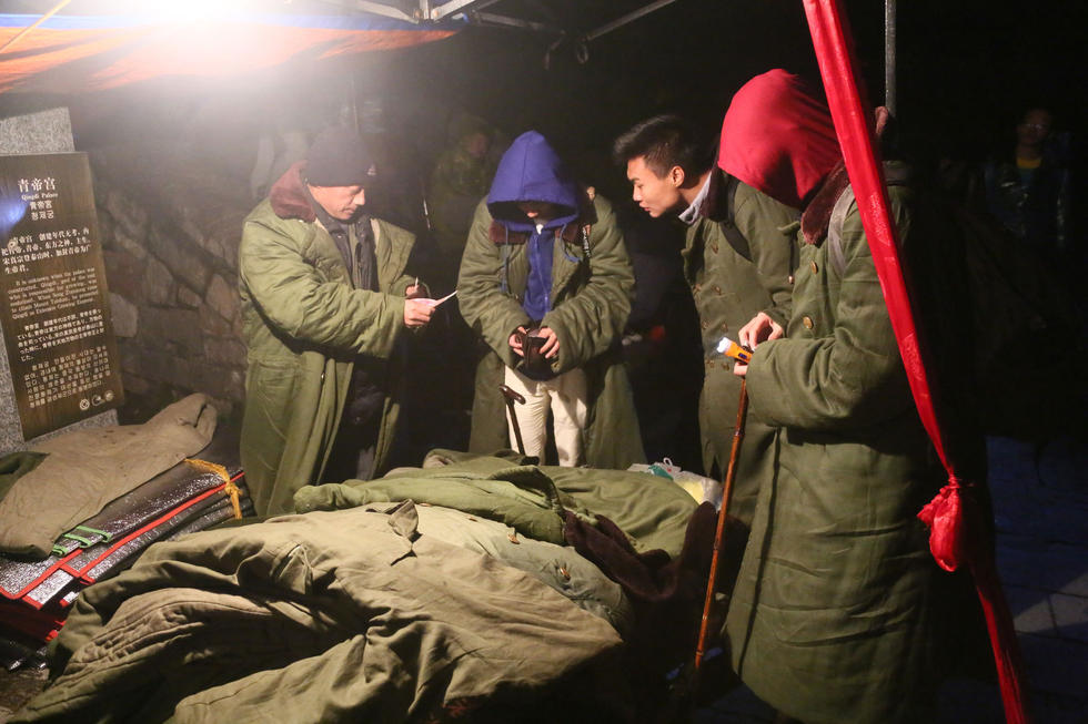 组图:山东泰安游客裹军大衣夜登泰山看日出