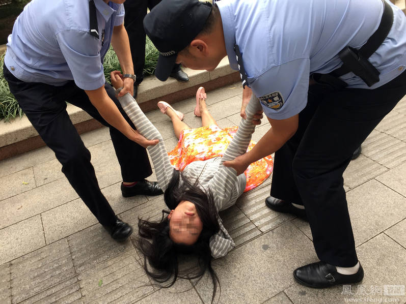 女警察打架图片