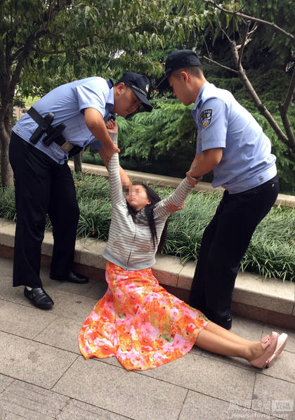 女警察打架图片