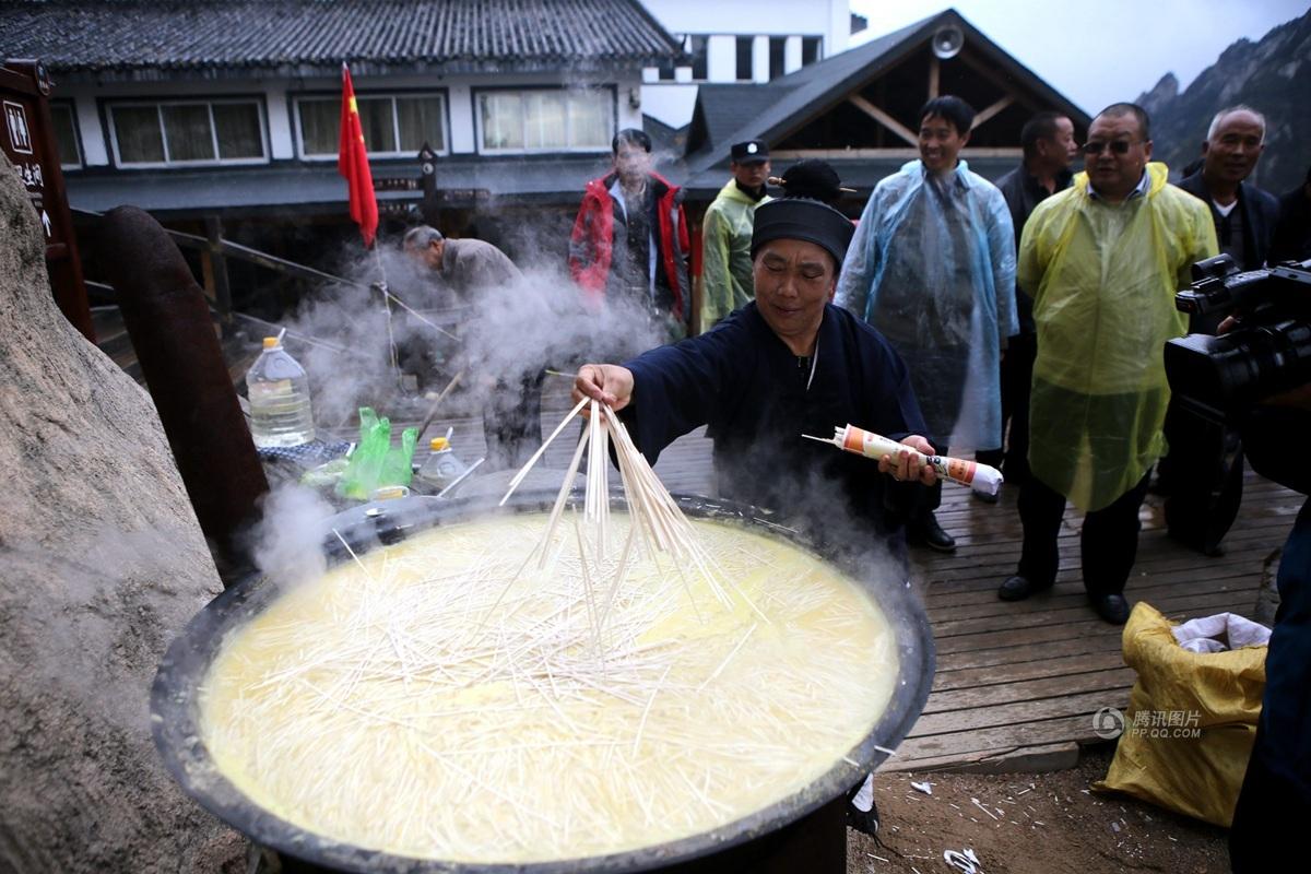 河南景区"道士下山"为排队游客送斋饭