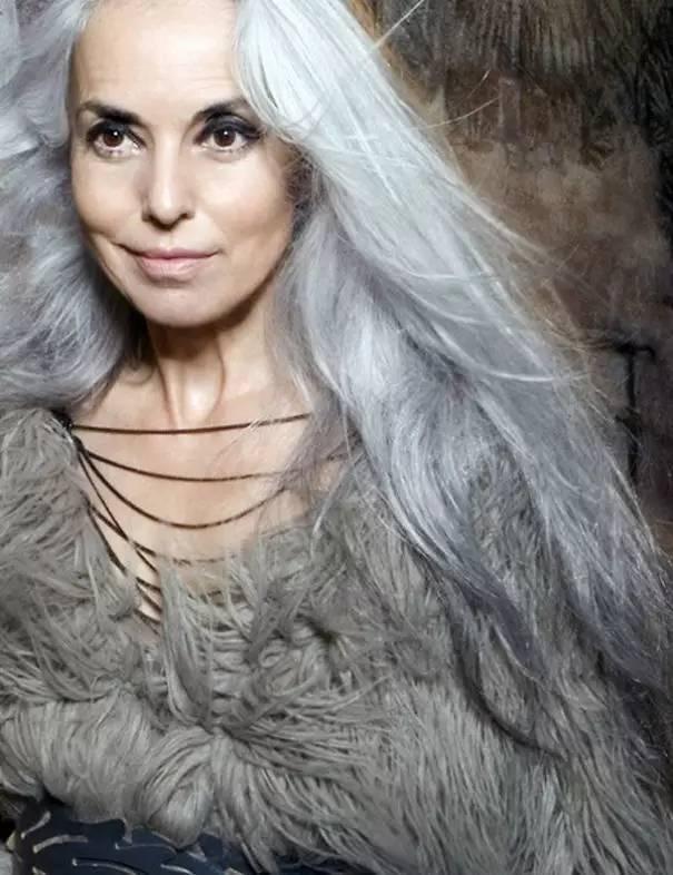 满头银发的60岁法国超模美一生