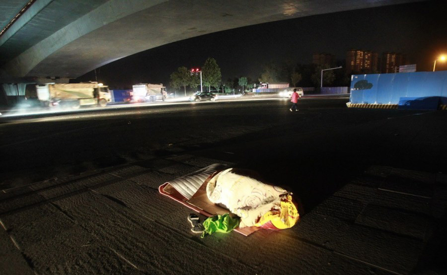 有许多农民工扎堆在桥下打地铺将就过夜,更有个别靠近行车道入睡者