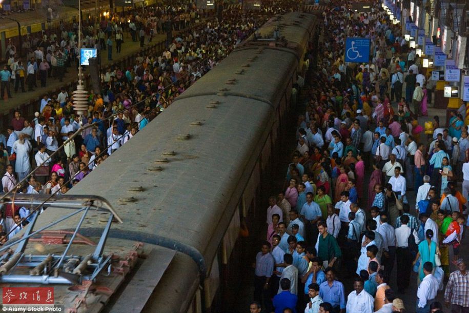 在印度chhatrapati shivaji火車站,人群正在等待上火車.