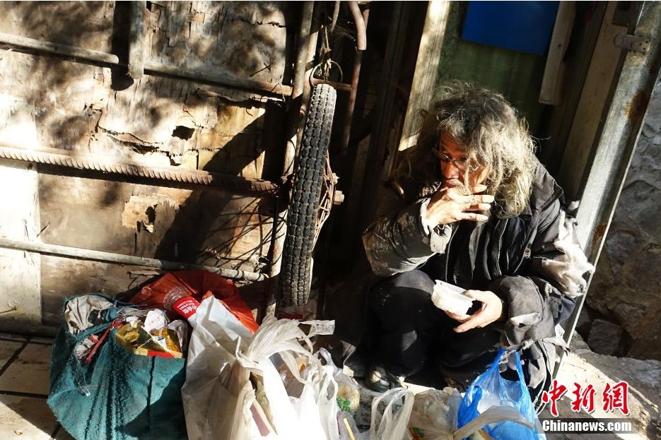 图片流  近日,一位样貌邋遢的老人认真擦拭垃圾桶的视频在网络热传