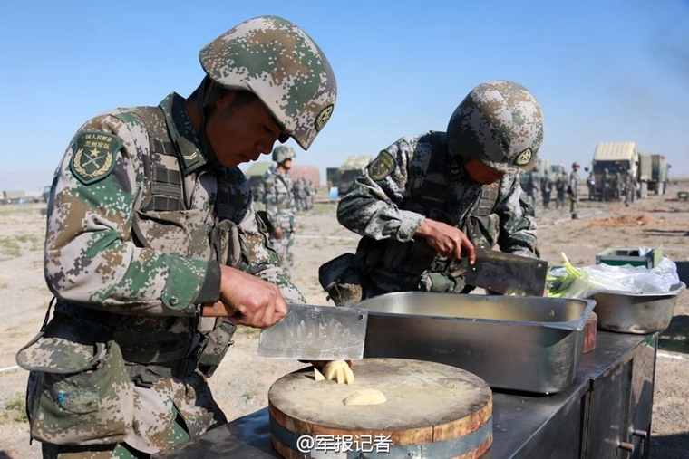 解放軍後勤比武競賽炊事員手藝高超擺盤精美