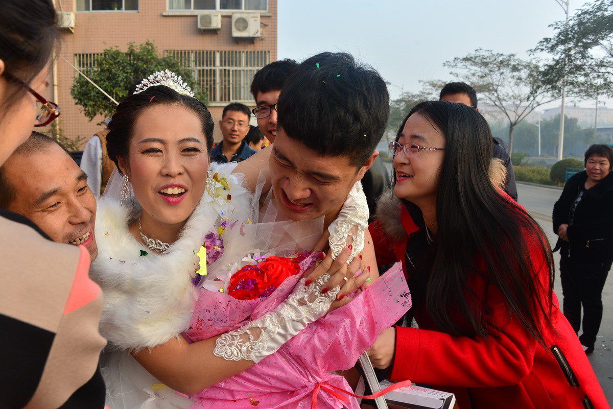 新郎裸上身迎娶新娘凉秋时节仅着红内裤