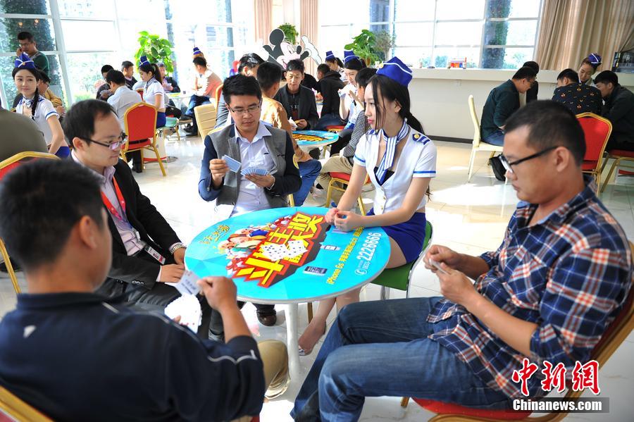 地产商举办"斗地主"大赛聚人气 制服美女陪打牌