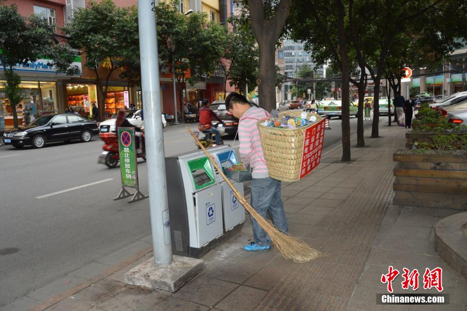 成都殘疾男堅持兩年義務掃大街 曾撿萬元現金還失主[2]- 中國日報網