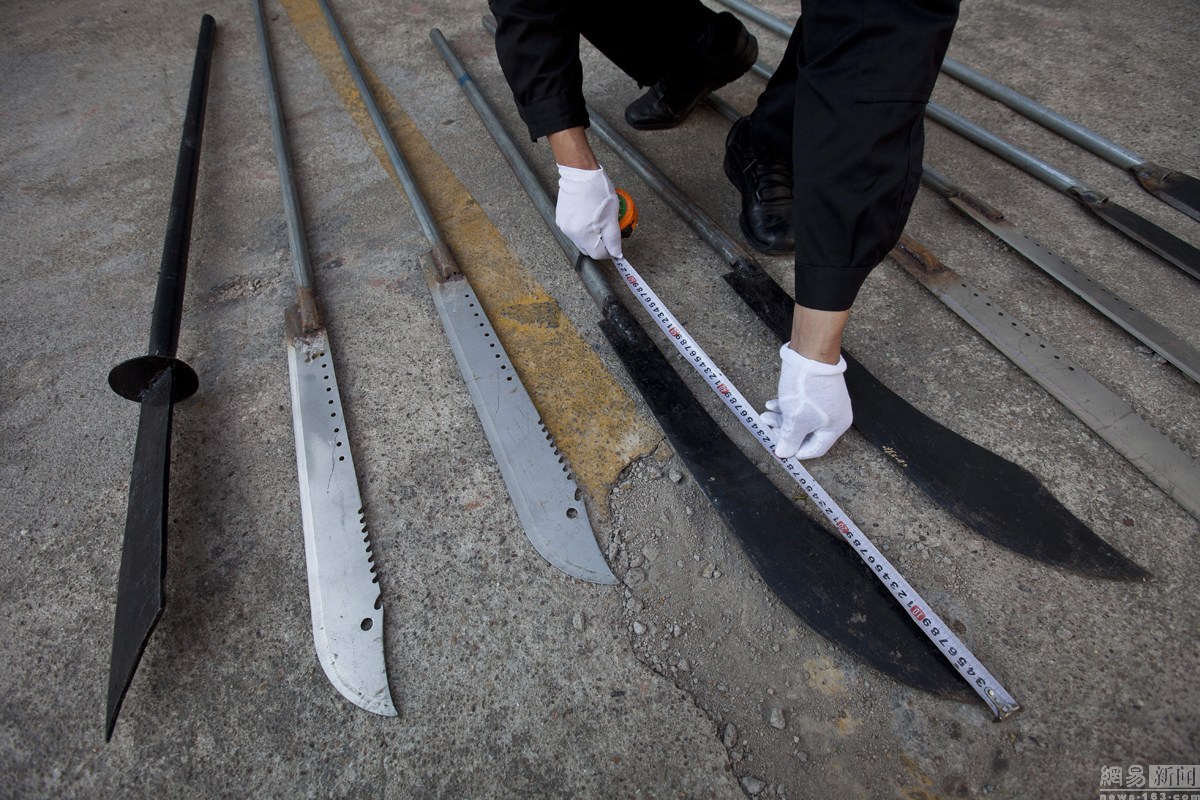 湖南警方制止群殴 缴获9把"关公大刀"