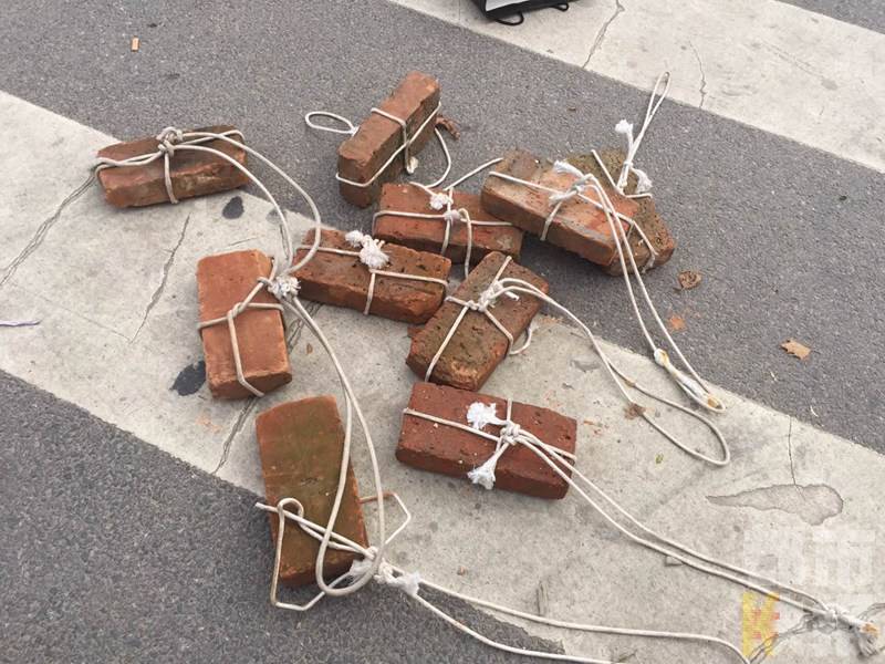 西安交警为练习手势 手臂吊砖块