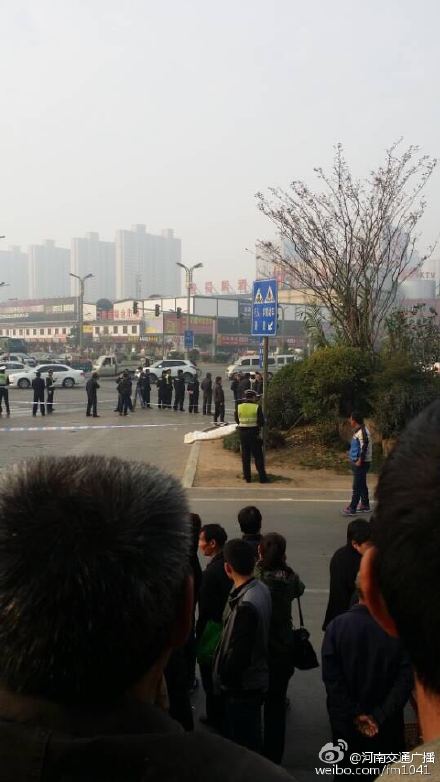 洛阳1名行人闯红灯不满被罚刺伤多名交警