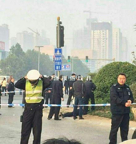 洛阳1名行人闯红灯不满被罚刺伤多名交警