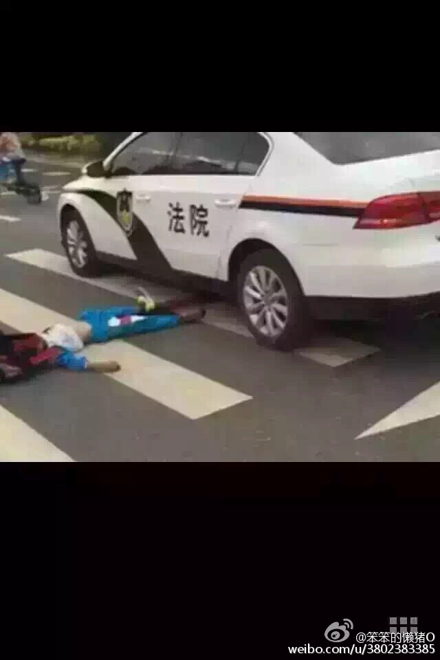 广西一法院公车在斑马线上撞死小学生