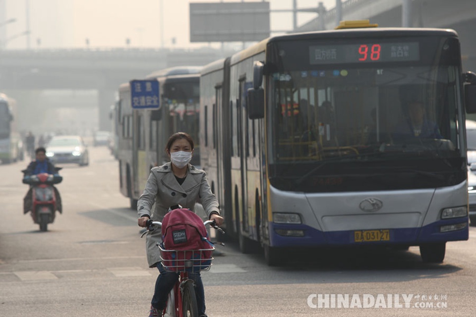 北京严重雾霾天气 行人戴口罩出行