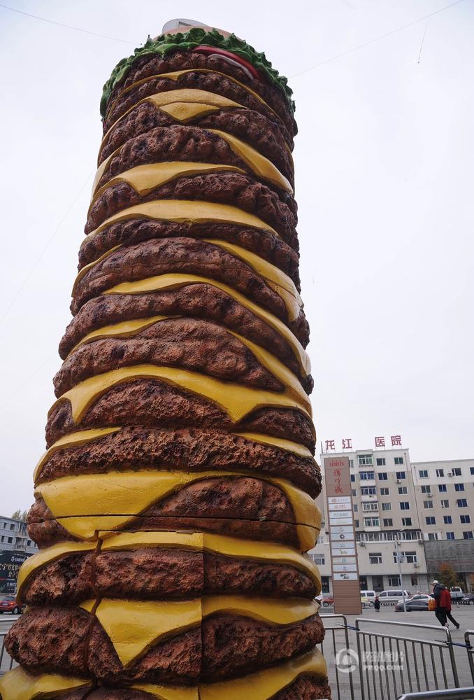 十米高世界最大汉堡模型亮相沈阳街头 引市民围观