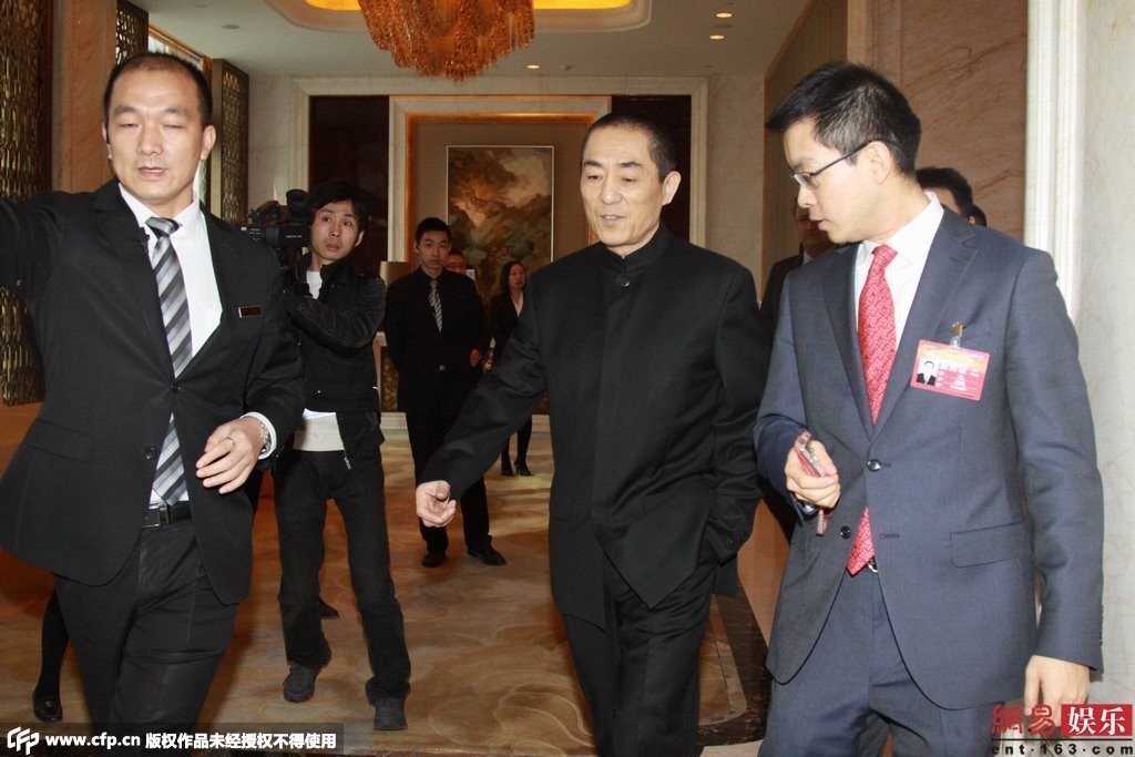 王思聪开豪车到户部巷吃小吃 身边妹子又换了