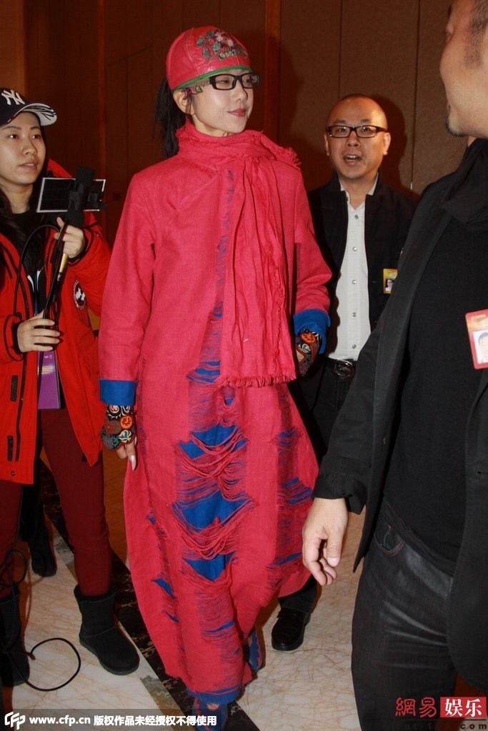 王思聪开豪车到户部巷吃小吃 身边妹子又换了