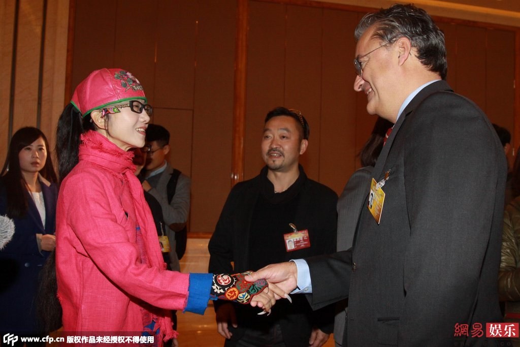 王思聪开豪车到户部巷吃小吃 身边妹子又换了