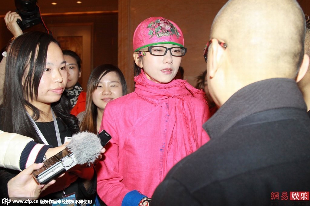 王思聪开豪车到户部巷吃小吃 身边妹子又换了