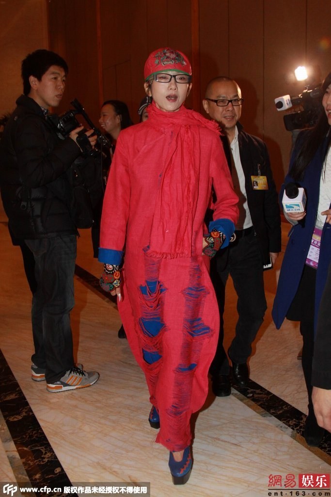 王思聪开豪车到户部巷吃小吃 身边妹子又换了