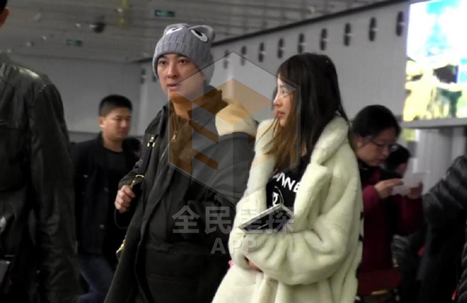 王思聪开豪车到户部巷吃小吃 身边妹子又换了